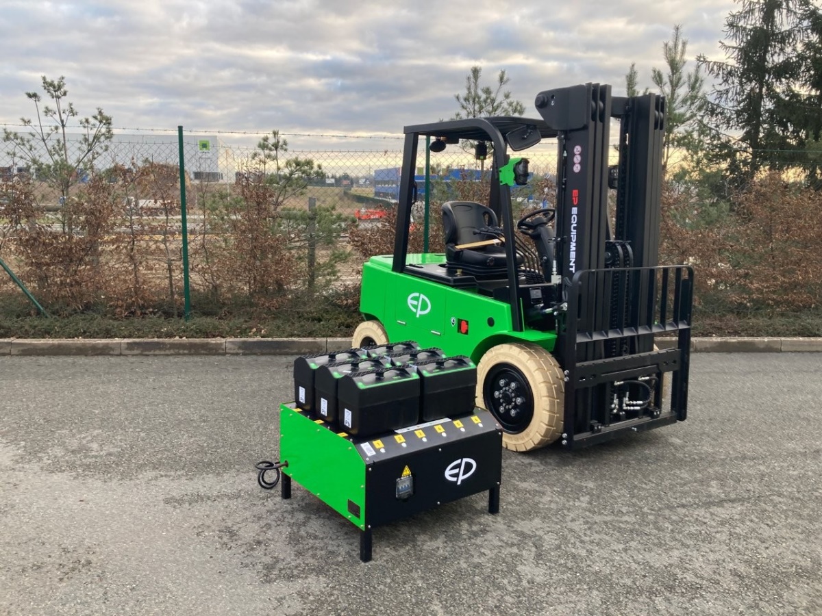 Čelní vysokozdvižný vozík EP EFL302X4; 80V/200Ah