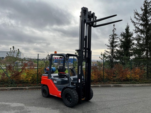 Čelní vysokozdvižný vozík TOYOTA 02-8FGJF35