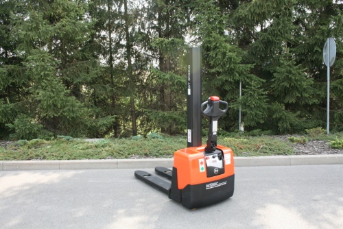 Elektrický nízkozdvižný vozík BT HWE 100