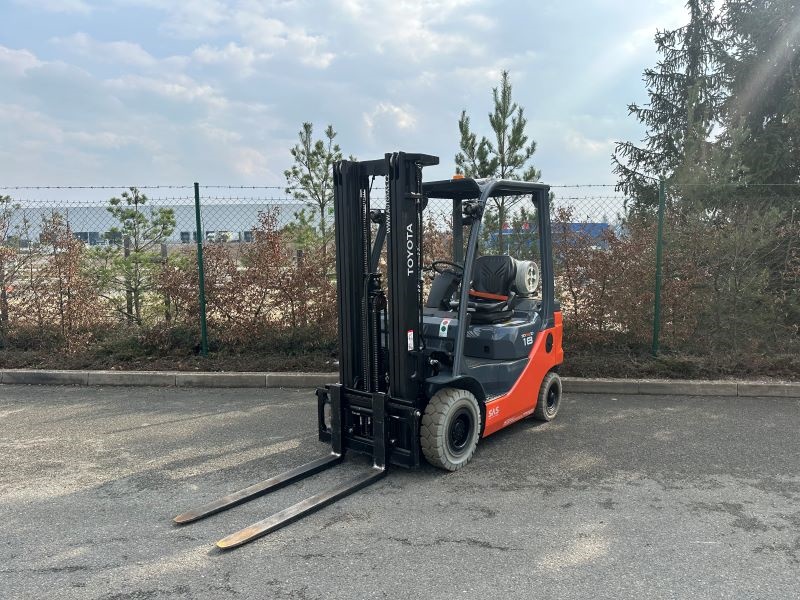 Čelní vysokozdvižný vozík TOYOTA 02-8FGF18
