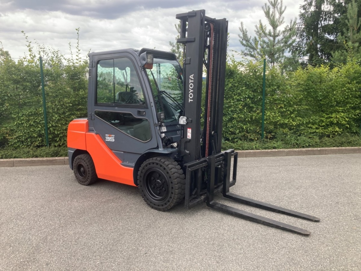 Čelní vysokozdvižný vozík TOYOTA 02-8FDJF35