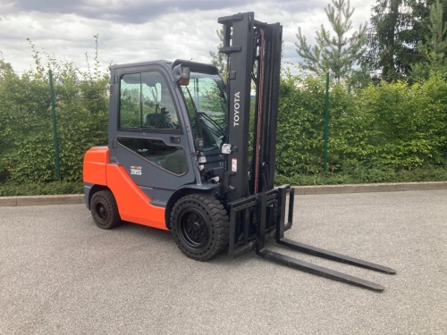 Čelní vysokozdvižný vozík TOYOTA 02-8FDJF35