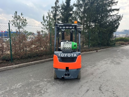 Čelní vysokozdvižný vozík TOYOTA 02-8FGF18