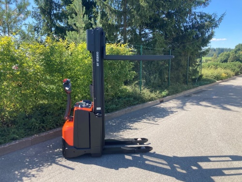 Elektrický nízkozdvižný vozík BT HWE140