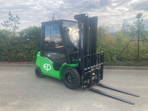 Čelní vysokozdvižný vozík EP EFL253 80V/280Ah; 150A externí nabíječ
