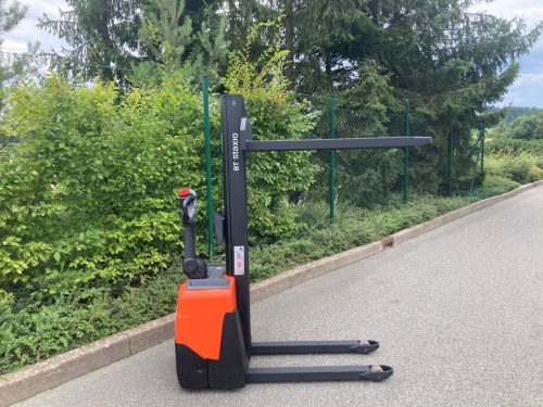 Elektrický nízkozdvižný vozík BT HWE 100