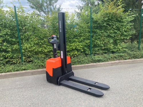 Elektrický vysokozdvižný vozík BT HWE 100