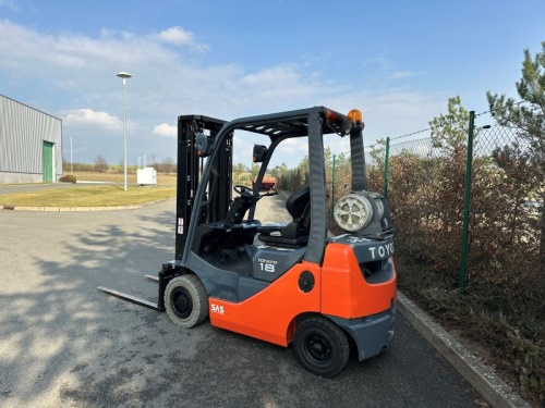 Čelní vysokozdvižný vozík TOYOTA 02-8FGF18