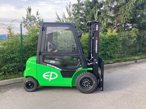 Čelní vysokozdvižný vozík EP EFL253 80V/280Ah; 150A externí nabíječ