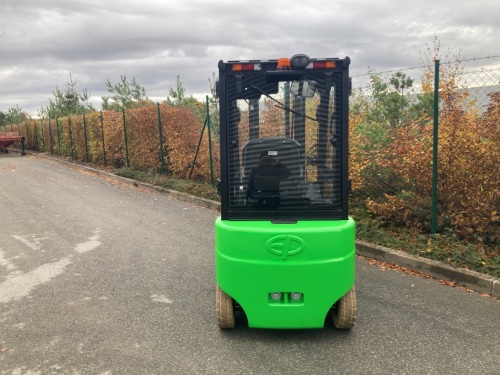 Čelní vysokozdvižný vozík EP EFL181 48V/150Ah; 50A vestavěný nabíječ