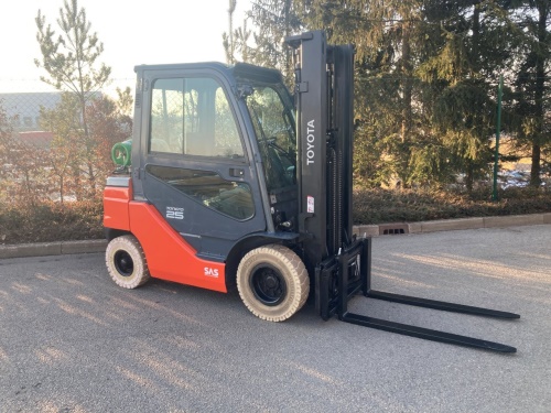 Čelní vysokozdvižný vozík Toyota 02-8FGF25