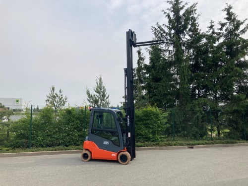 Čelní vysokozdvižný vozík TOYOTA 8FBMK20T