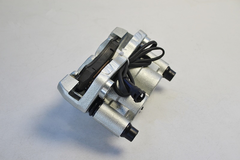 brzdič přední kompletní pravý M26