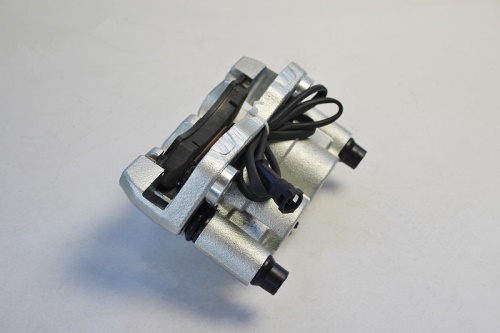 brzdič přední kompletní pravý M26