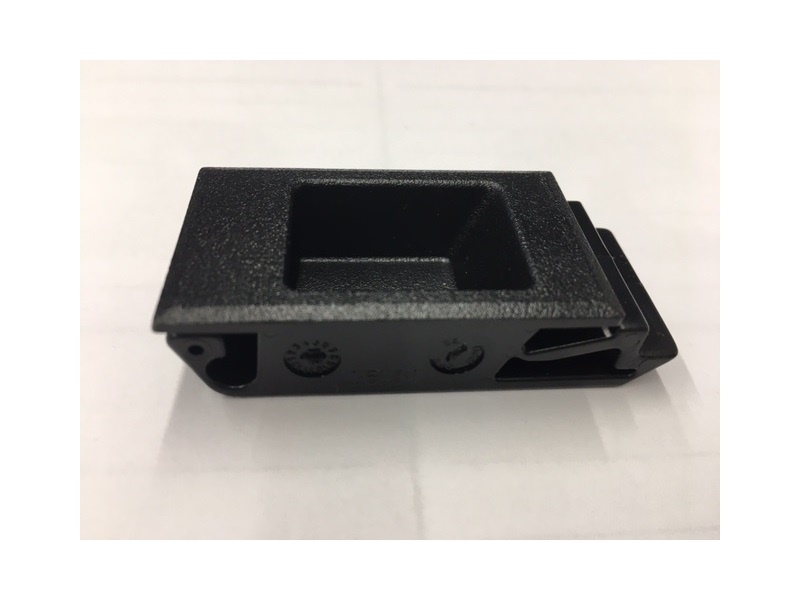 spona uzávěru krytů chladiče a hydrauliky M27, M31, M29