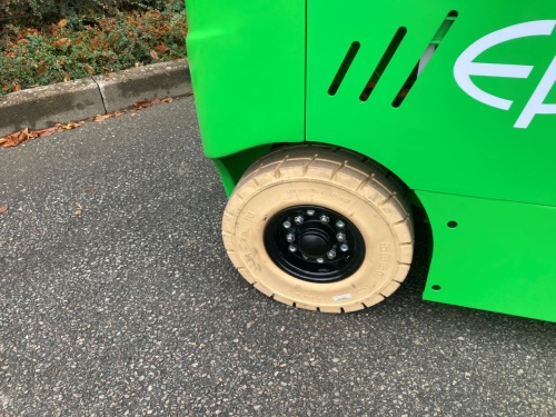 Čelní vysokozdvižný vozík EP EFL181 48V/150Ah; 50A vestavěný nabíječ