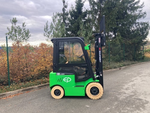 Čelní vysokozdvižný vozík EP EFL181 48V/150Ah; 50A vestavěný nabíječ