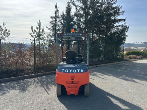Čelní vysokozdvižný vozík TOYOTA 8FBMT25