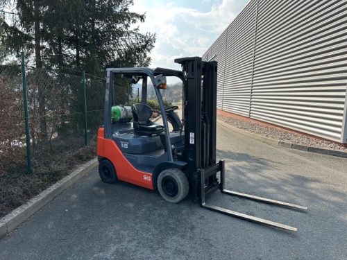 Čelní vysokozdvižný vozík TOYOTA 02-8FGF18