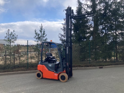 Čelní vysokozdvižný vozík TOYOTA 8FBMK16T