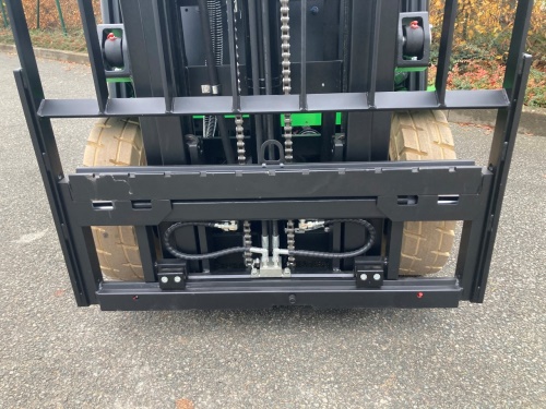 Čelní vysokozdvižný vozík EP EFL181 48V/150Ah; 50A vestavěný nabíječ