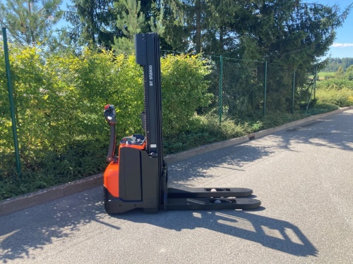 Elektrický nízkozdvižný vozík BT HWE140
