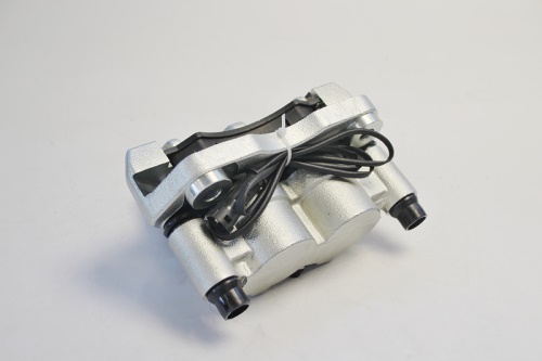 brzdič přední kompletní levý M26