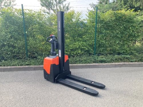 Elektrický nízkozdvižný vozík BT HWE 100