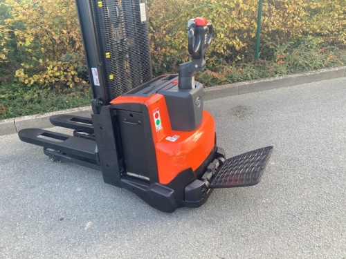 Elektrický nízkozdvižný vozík BT SWE 140 L