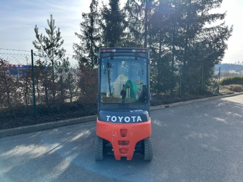 Čelní vysokozdvižný vozík TOYOTA 8FBMT18