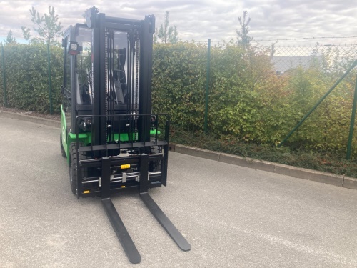 Čelní vysokozdvižný vozík EP EFL253 80V/280Ah; 150A externí nabíječ