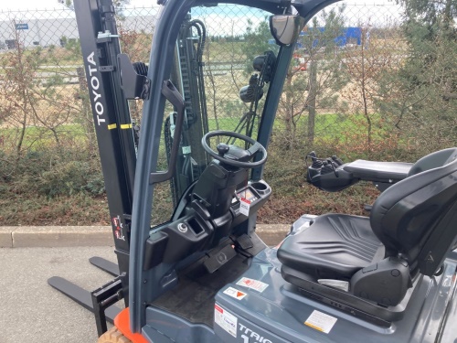 Čelní vysokozdvižný vozík TOYOTA 8FBMK16T